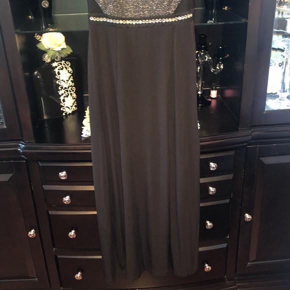 Beautiful silver and black Gown - Picture 2 of 4